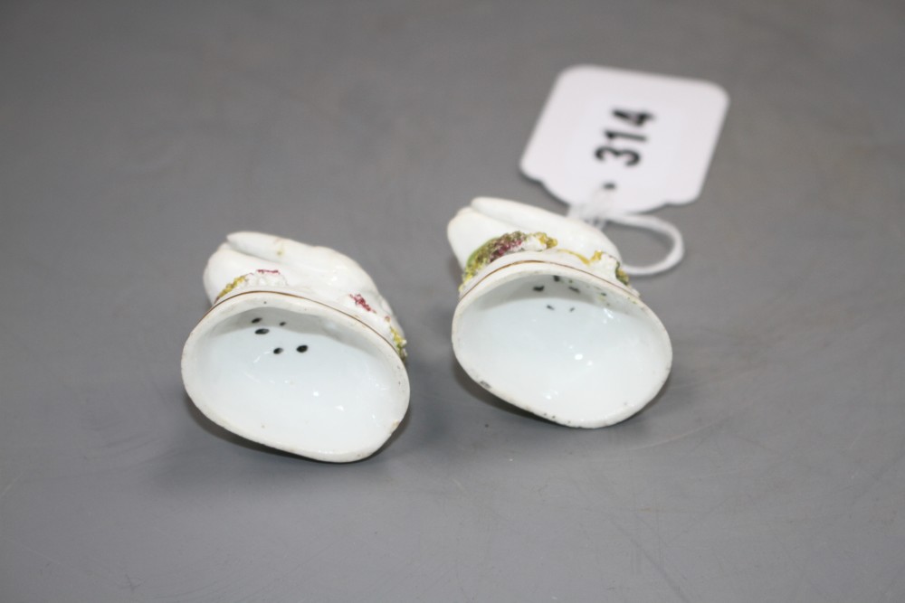 A pair of Staffordshire porcelain models of swans, c.1830-50, H. 4.9cm